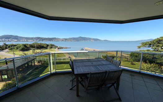 Apartamento vista mar em Coqueiros – 4 suítes