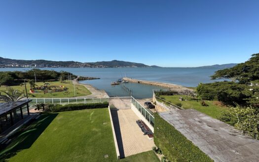 Apartamento vista mar em Coqueiros – 4 suítes